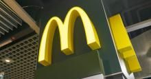 マクドナルド、スマホ決済でレジに並ばず注文可能に 沖縄で先行導入